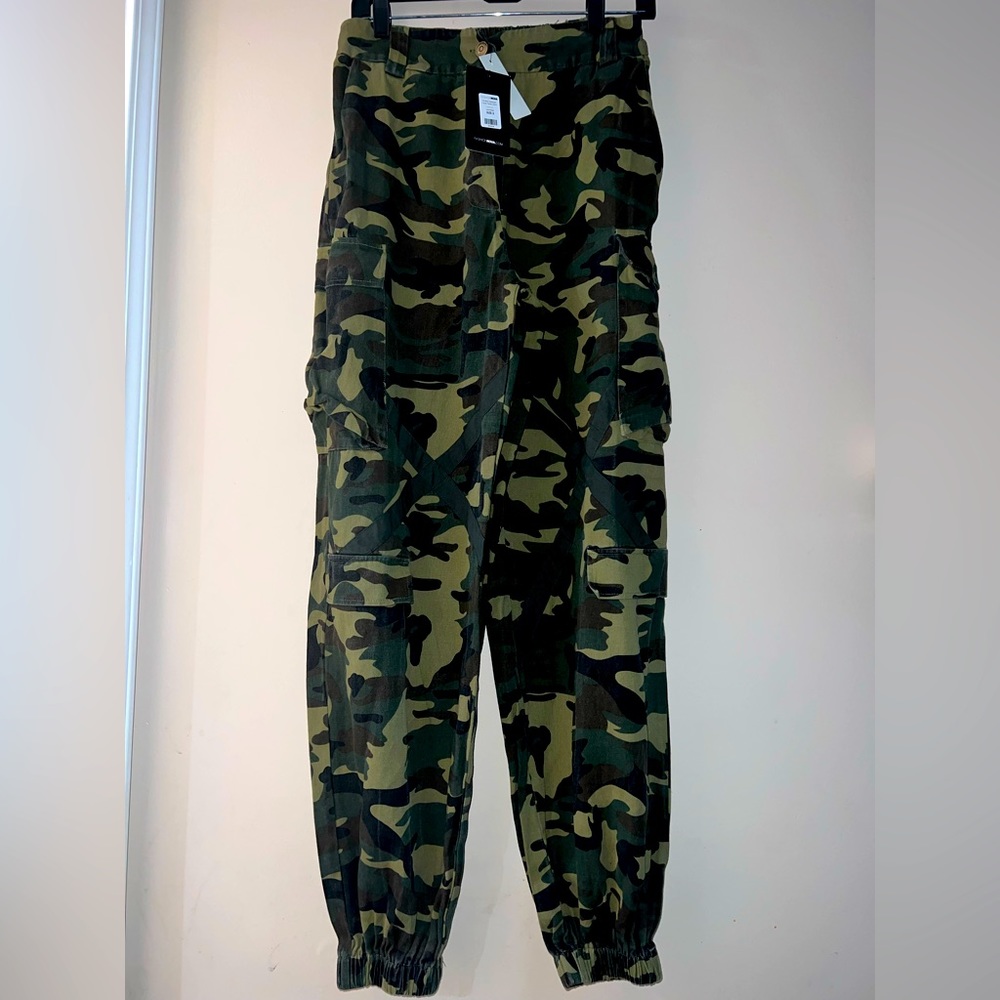 Camouflage long pants with elastic at the leg and waist/ size small/ baggy fit